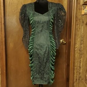 Emerald green formal/cocktail dress by Mayvens of California a size 7 vintage 👌